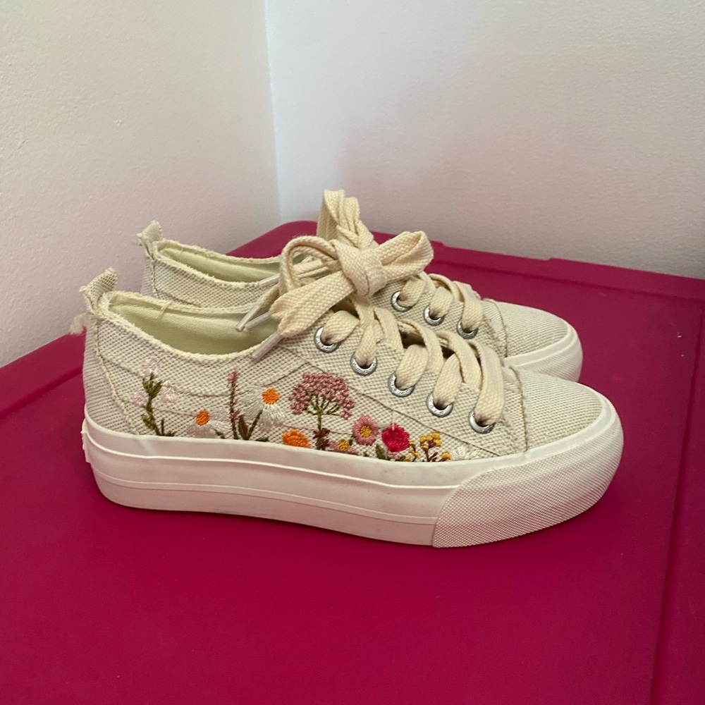 Embroidered Floral Platform Canvas Sneakers - Cream